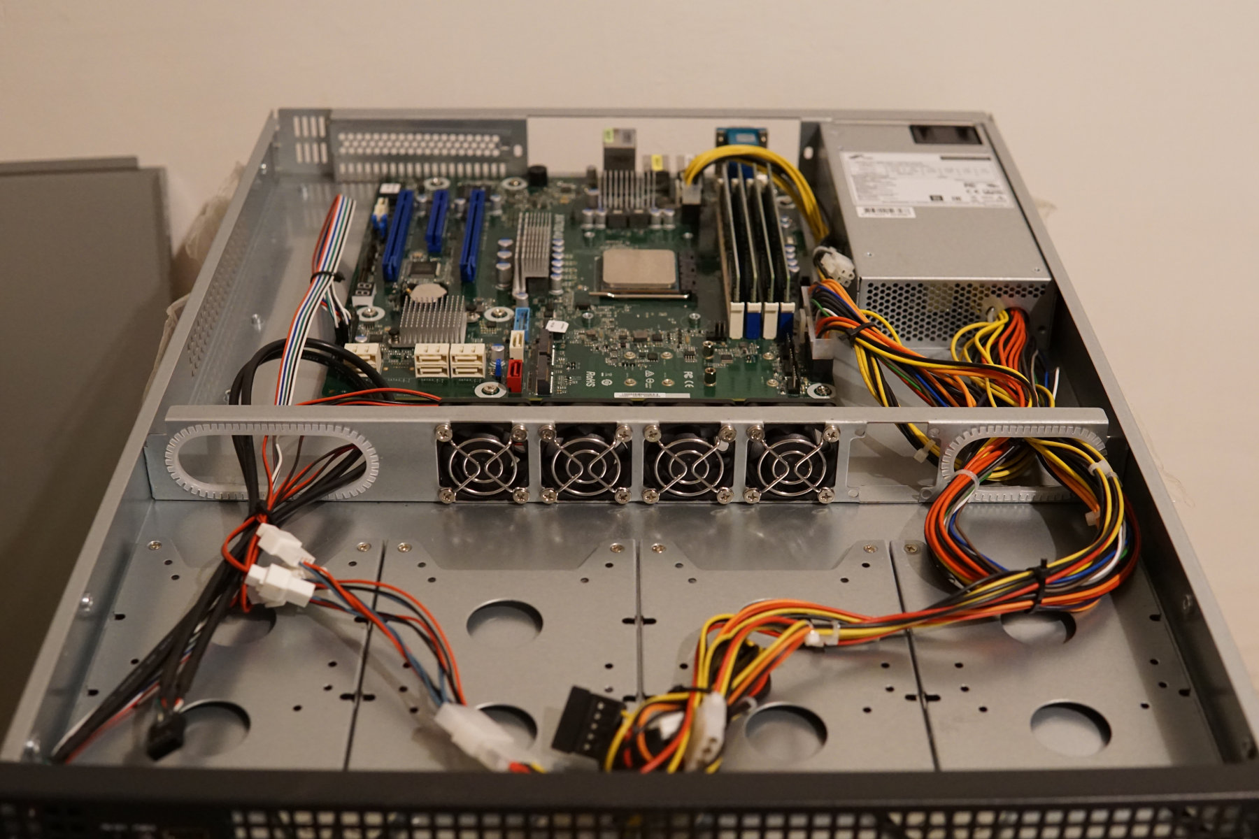 Компоненты все в корпусе, но это беспорядок